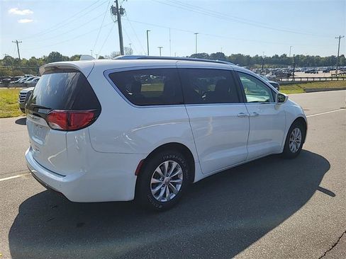 Used 2019 Chrysler Pacifica Touring-L FWD image 8