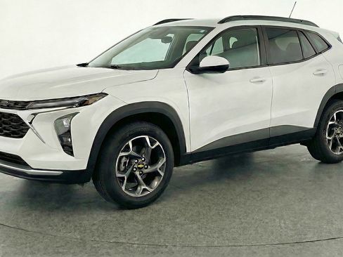 Used 2025 Chevrolet Trax LT w/ LT Convenience Package image 3