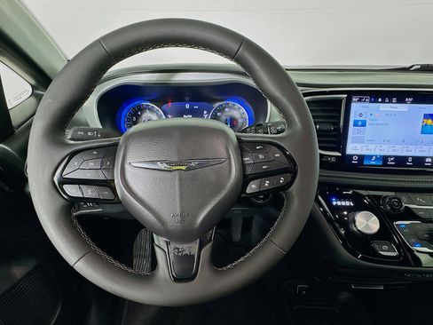 Used 2024 Chrysler Pacifica Touring FWD image 11