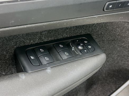 Used 2025 Volvo XC40 B5 Core image 15