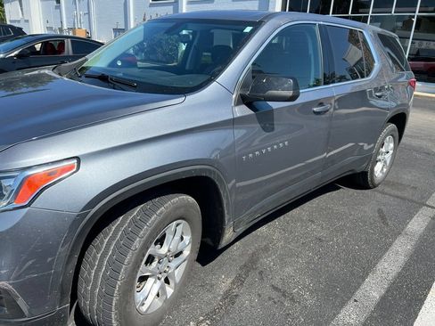 Used 2021 Chevrolet Traverse LS FWD image 1