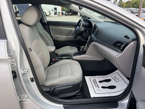 Used 2017 Hyundai Elantra SE w/ SE A/T Tech Package 03 image 10