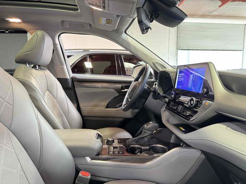 Used 2023 Toyota Highlander Platinum image 34