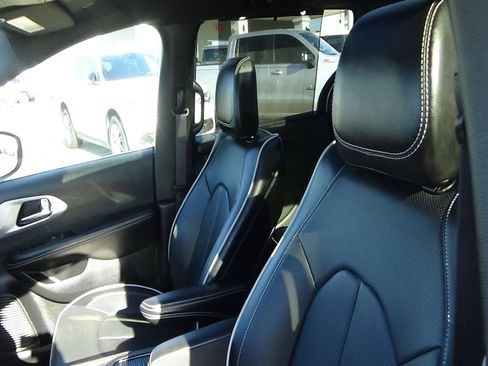 Used 2026 Chrysler Pacifica Limited FWD image 18