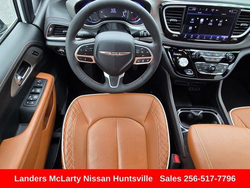 Used 2025 Chrysler Pacifica Pinnacle FWD image 17