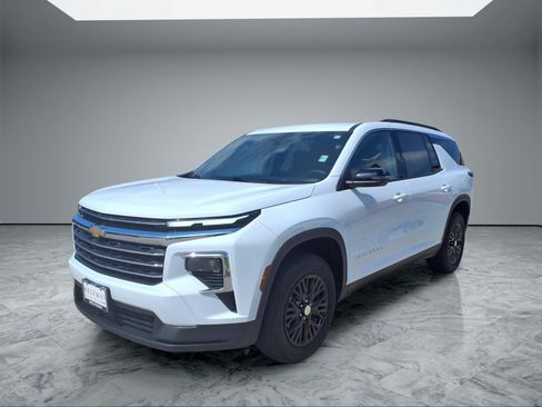 Used 2026 Chevrolet Traverse LT FWD image 3
