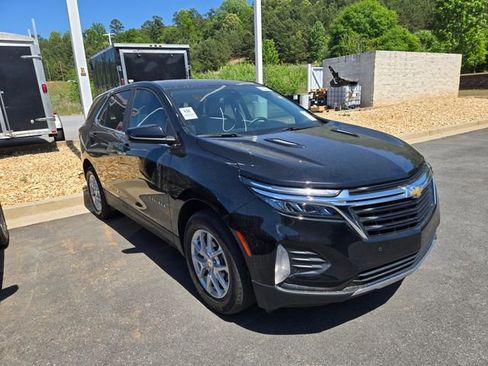Used 2023 Chevrolet Equinox LT w/ Driver Convenience Package image 3