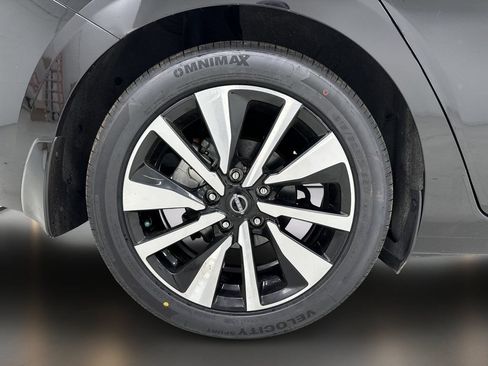 Used 2024 Nissan Sentra SV w/ SV Premium Package FWD image 10