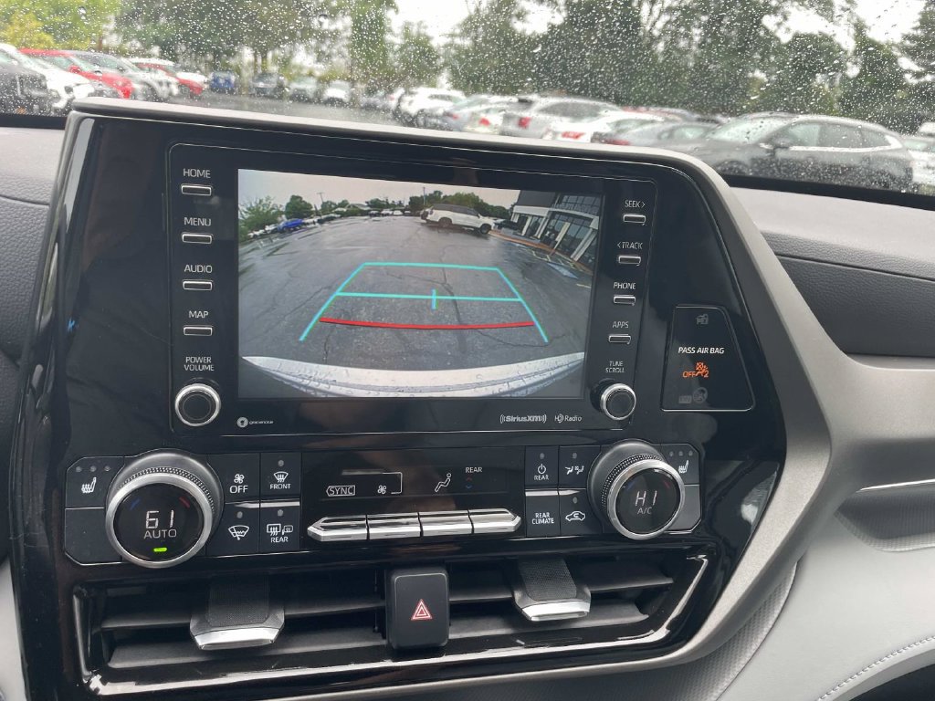 Used 2022 Toyota Highlander XLE AWD/4WD image 25