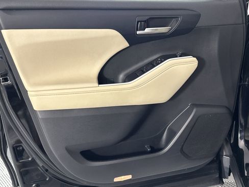 Used 2023 Toyota Highlander XLE image 27