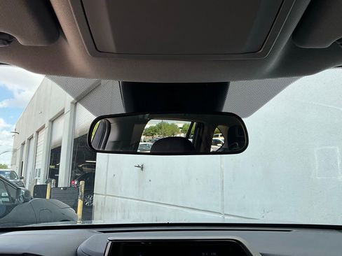 Used 2025 Toyota Highlander LE image 19