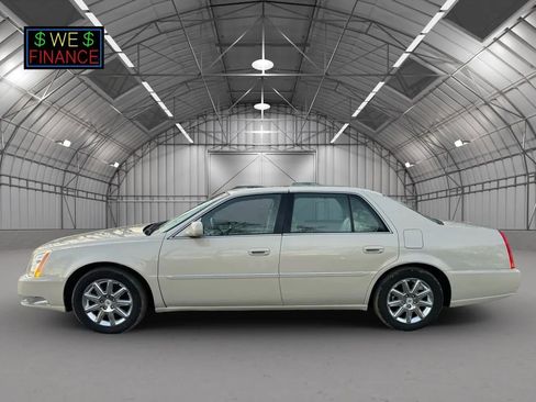 Used 2011 Cadillac DTS Premium image 2