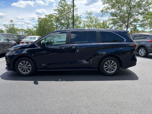 Used 2024 Toyota Sienna LE AWD/4WD image 10