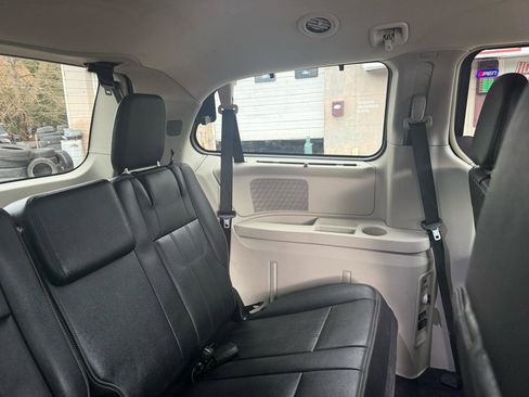 Used 2015 Chrysler Town & Country Touring image 53