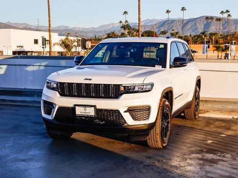 New 2025 Jeep Grand Cherokee Altitude image 4
