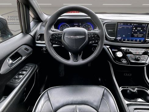 Used 2025 Chrysler Pacifica Limited image 9