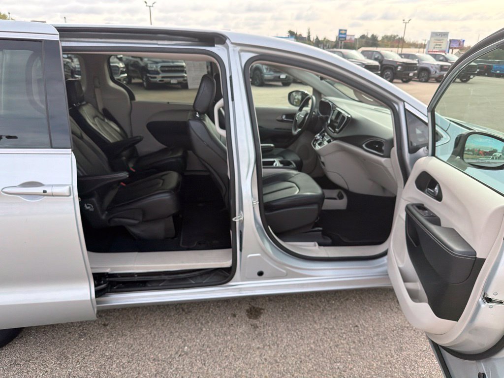 Used 2024 Chrysler Pacifica Touring-L FWD image 30
