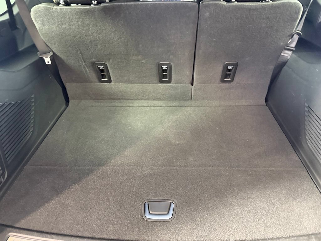 Used 2026 Chevrolet Suburban Premier AWD/4WD image 18