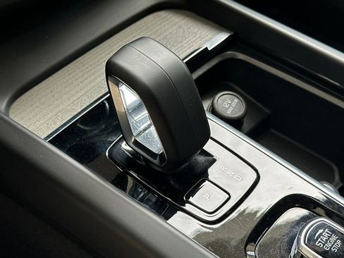 Certified 2025 Volvo XC60 B5 Plus AWD/4WD image 21