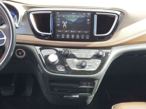 Used 2017 Chrysler Pacifica Limited w/ UConnect Theater Package image 33