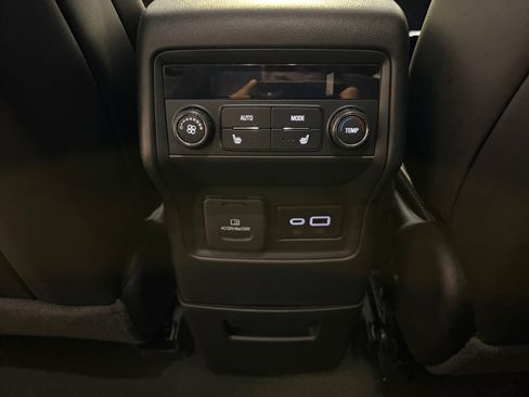 Used 2022 GMC Acadia Denali w/ Denali Ultimate Package AWD/4WD image 28