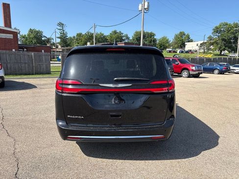Used 2024 Chrysler Pacifica Touring-L FWD image 6