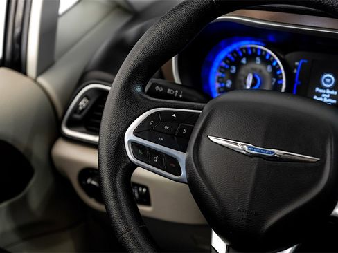 Used 2020 Chrysler Voyager Lxi image 13