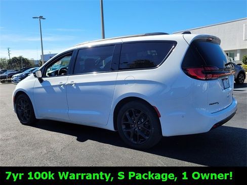 Used 2024 Chrysler Pacifica Limited w/ S Appearance Package image 5