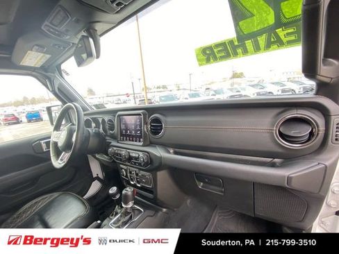 Used 2022 Jeep Wrangler Unlimited Sahara image 32