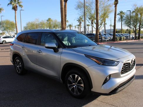 Used 2023 Toyota Highlander XLE image 7