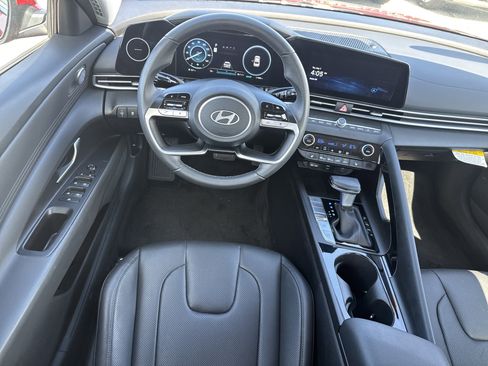 Certified 2025 Hyundai Elantra Limited FWD image 7