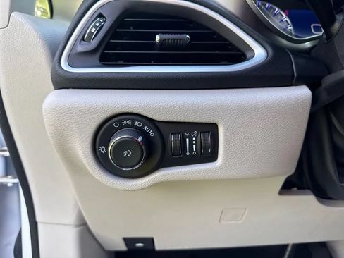 Used 2024 Chrysler Pacifica Touring-L FWD image 19