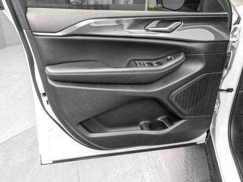 Used 2023 Jeep Grand Cherokee Altitude image 31