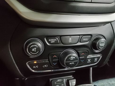 Used 2015 Jeep Cherokee Trailhawk w/ Comfort/Convenience Group AWD/4WD image 35