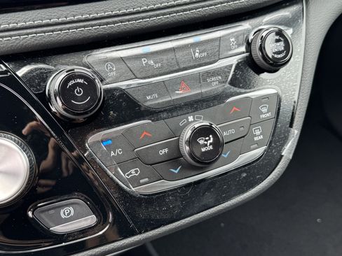 New 2026 Chrysler Pacifica Select FWD image 19