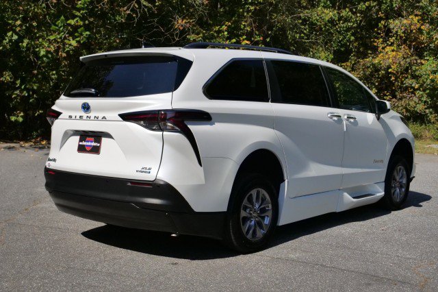 Used 2024 Toyota Sienna XLE w/ XLE Plus Package FWD image 9