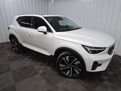 Used 2025 Volvo XC40 B5 Plus w/ Protection Package Premier AWD/4WD image 7