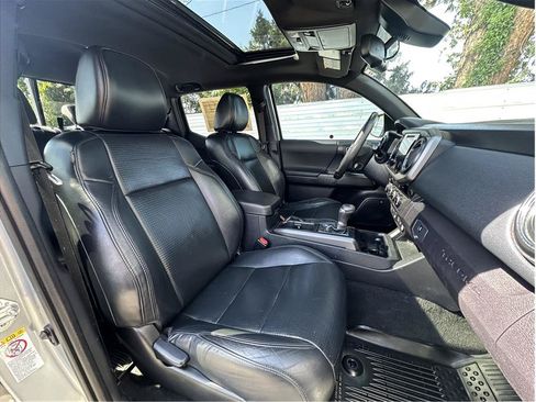 Used 2018 Toyota Tacoma TRD Sport AWD/4WD image 15