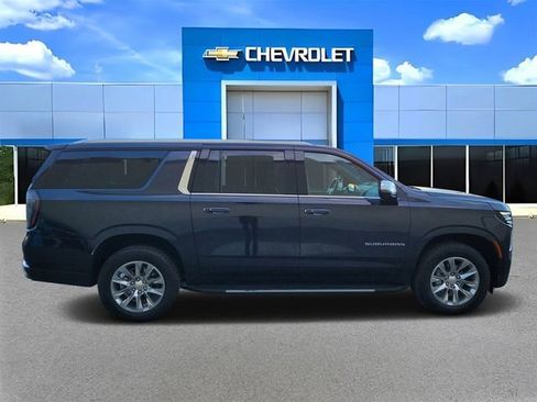 Used 2025 Chevrolet Suburban Premier image 2