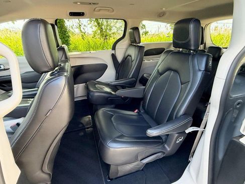 Used 2023 Chrysler Pacifica Touring-L FWD image 17