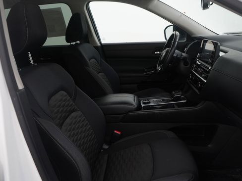 Used 2022 Nissan Pathfinder SV image 11