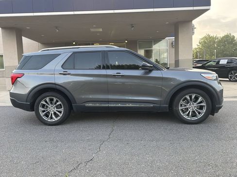 Used 2022 Ford Explorer Limited w/ Equipment Group 301A RWD image 2