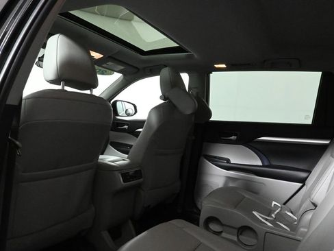 Used 2019 Toyota Highlander XLE image 30