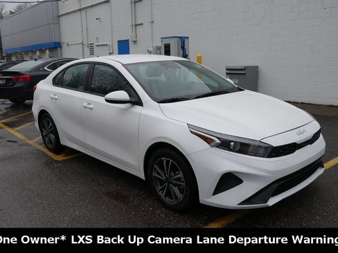 Used 2023 Kia Forte LXS image 2