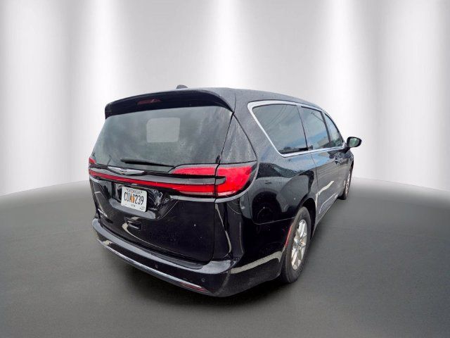 Used 2024 Chrysler Pacifica Touring-L FWD image 4