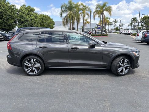 Certified 2025 Volvo V60 B5 Cross Country Plus AWD/4WD image 4