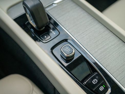 Used 2024 Volvo XC60 B5 Plus w/ Protection Package Premier image 18