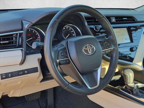 Used 2018 Toyota Camry XLE FWD image 3