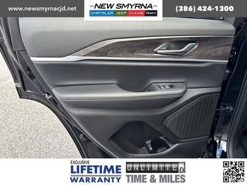 New 2025 Jeep Grand Cherokee Limited w/ Black Appearance Package image 9