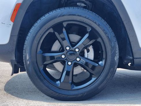 Used 2023 Jeep Grand Cherokee Altitude RWD image 10